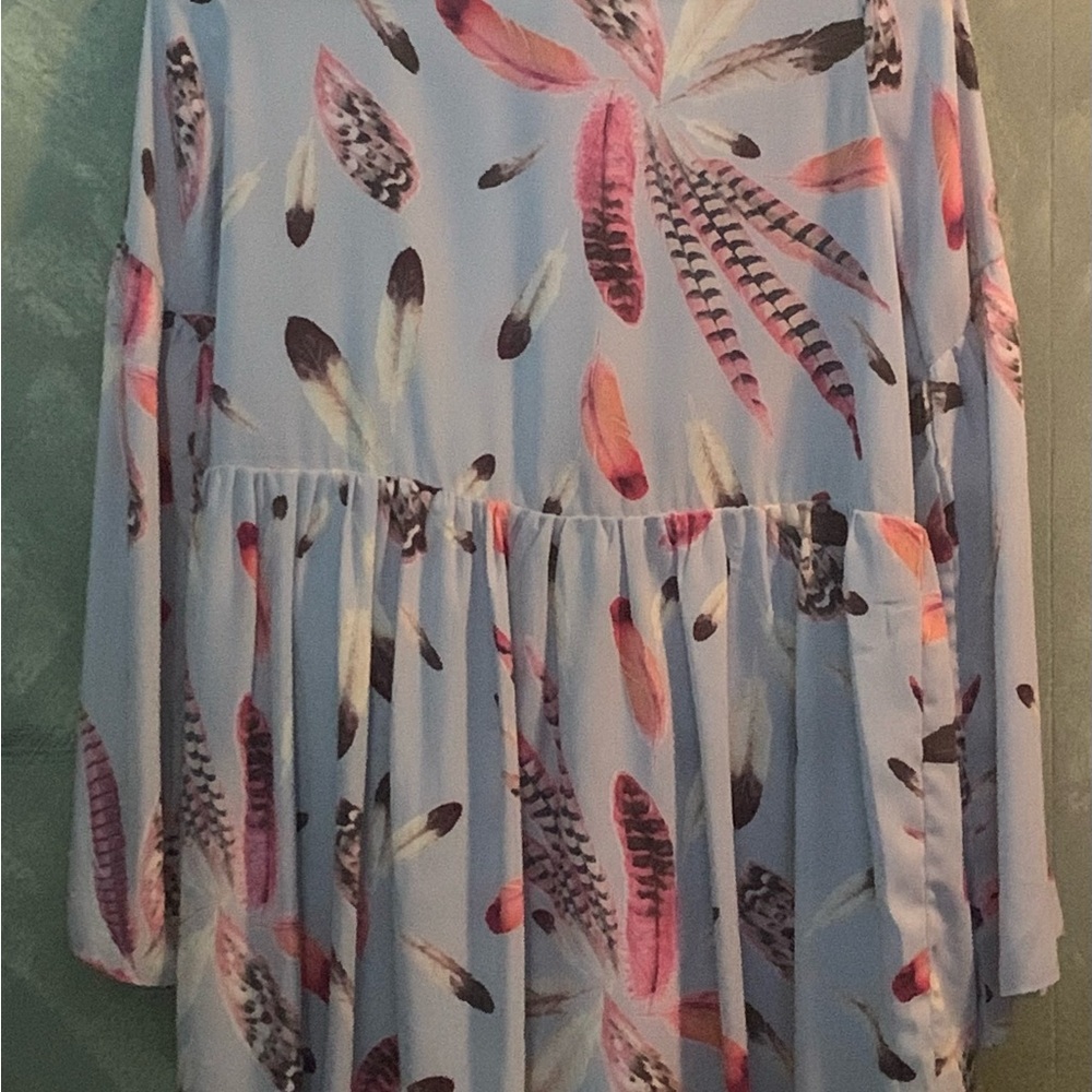 Lightweight Ella Bleu brand top. Lined with bell sleeves.